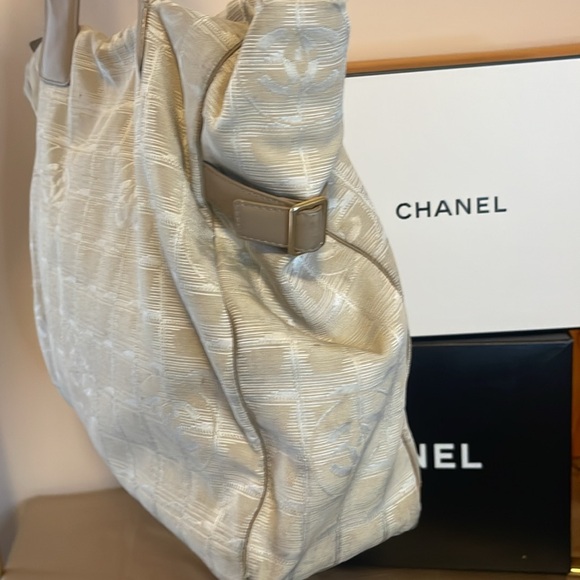 Chanel Tote - Picture 5 of 16